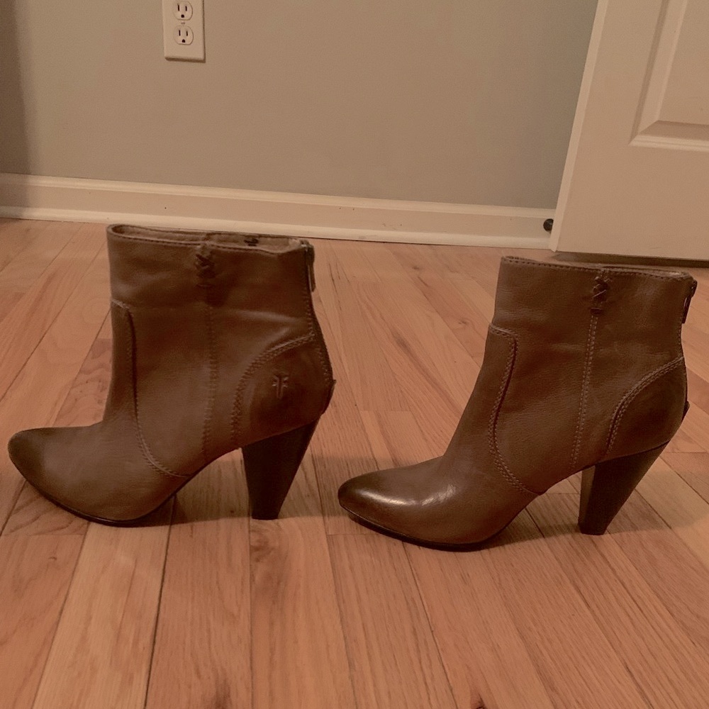 FRYE women’s Regina heel Ankle Boot size 9 EUC